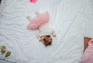 Jak zabezpieczyć łóżeczko niemowlęce?